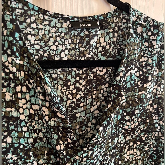 Apt. 9 Sleeveless V Neck Blouse Mosaic Black/turquois/white pattern Size M - Picture 3 of 5